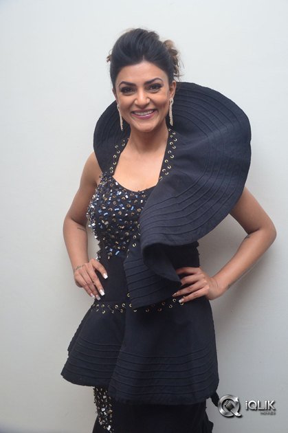 Sushmita-Sen-at-Sashi-Vangapalli-Cannes-Red-Carpet-2017-Success-Meet